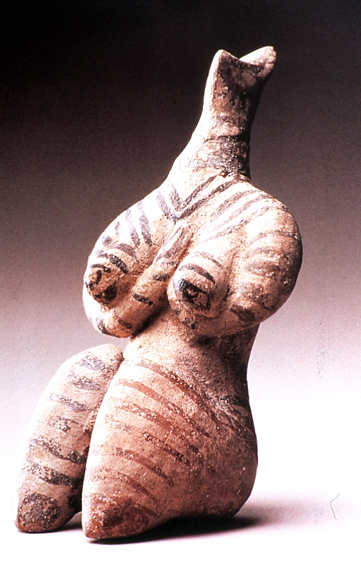 Figura femenina asseguda amb les mans entre les sines-Siria